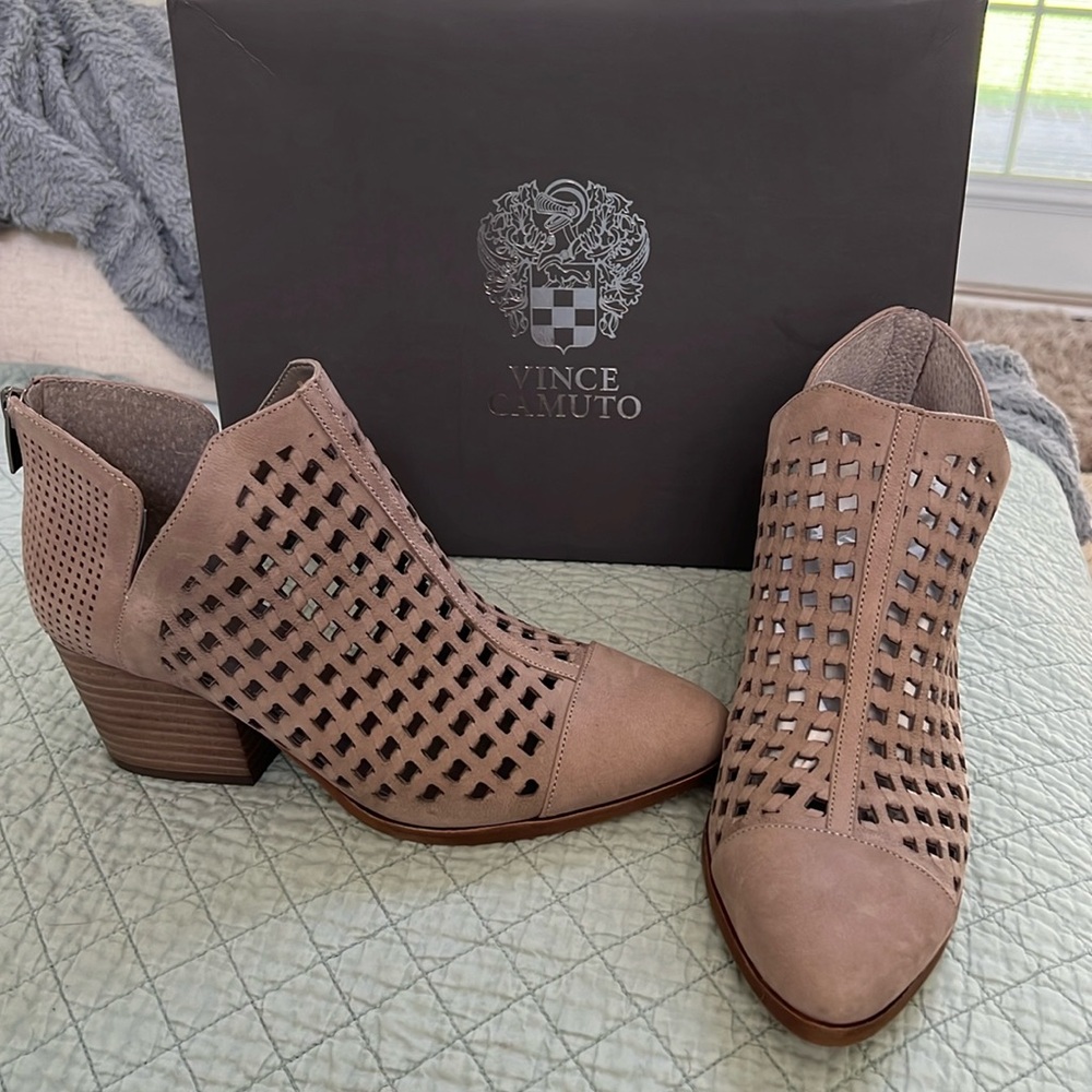 Women’s  Size 8 Vince Camuto short boots